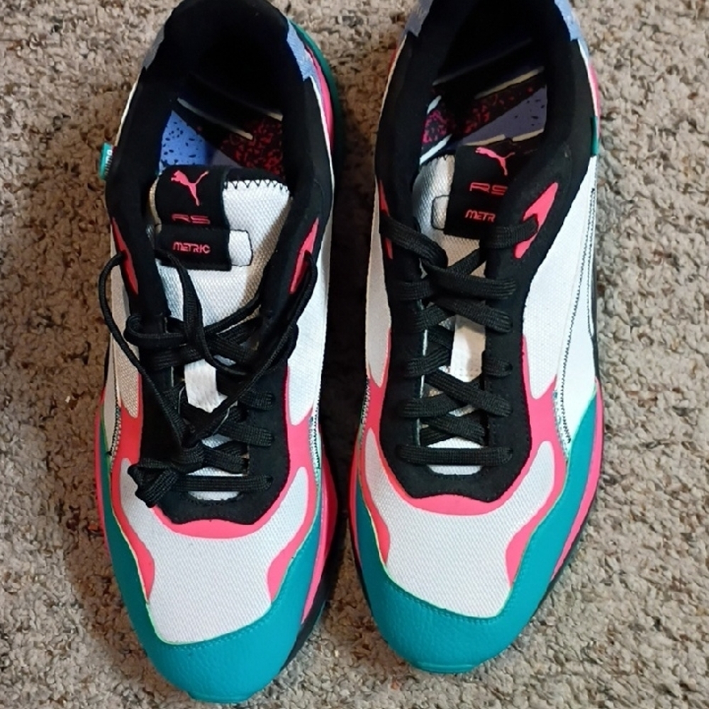 Puma White and Pink Sneakers Modern Athletic Design